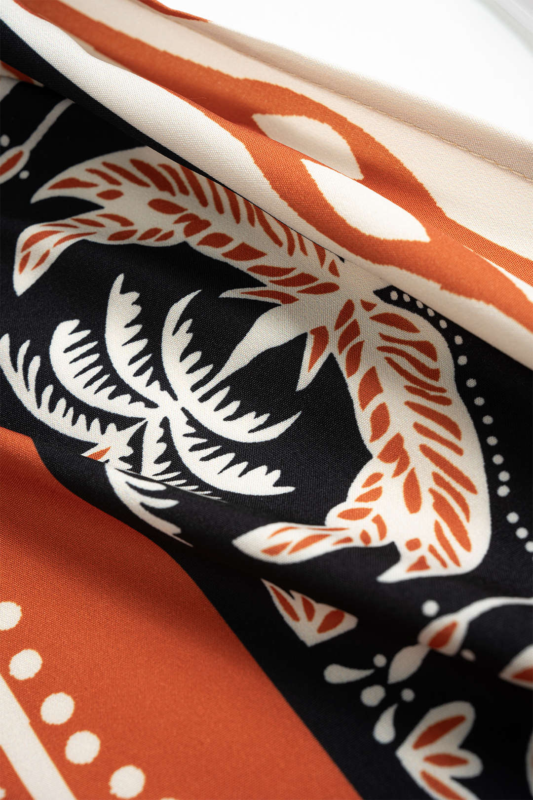 חצאית שיפון עם קשירה ופיתול בהדפס רטרו 