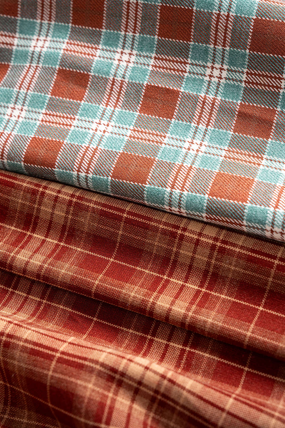 חצאית דמוית עור עם הדפס ניגודי משובץ וטלאים, מכפלת לא סדירה 