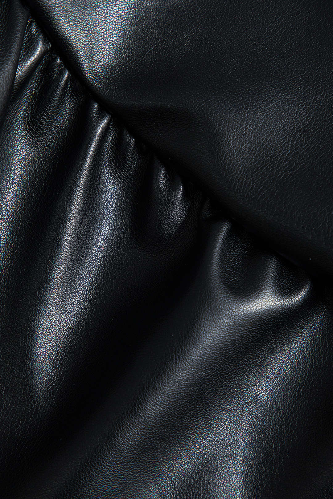 חצאית מיני דמוית עור עם קשירה מלפנים 