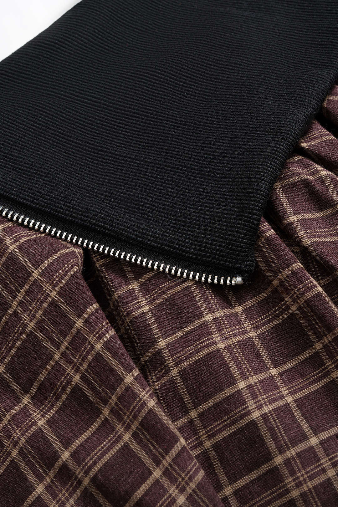 חצאית טלאים עם שוליים לא סדירה ומותניים גבוהים 