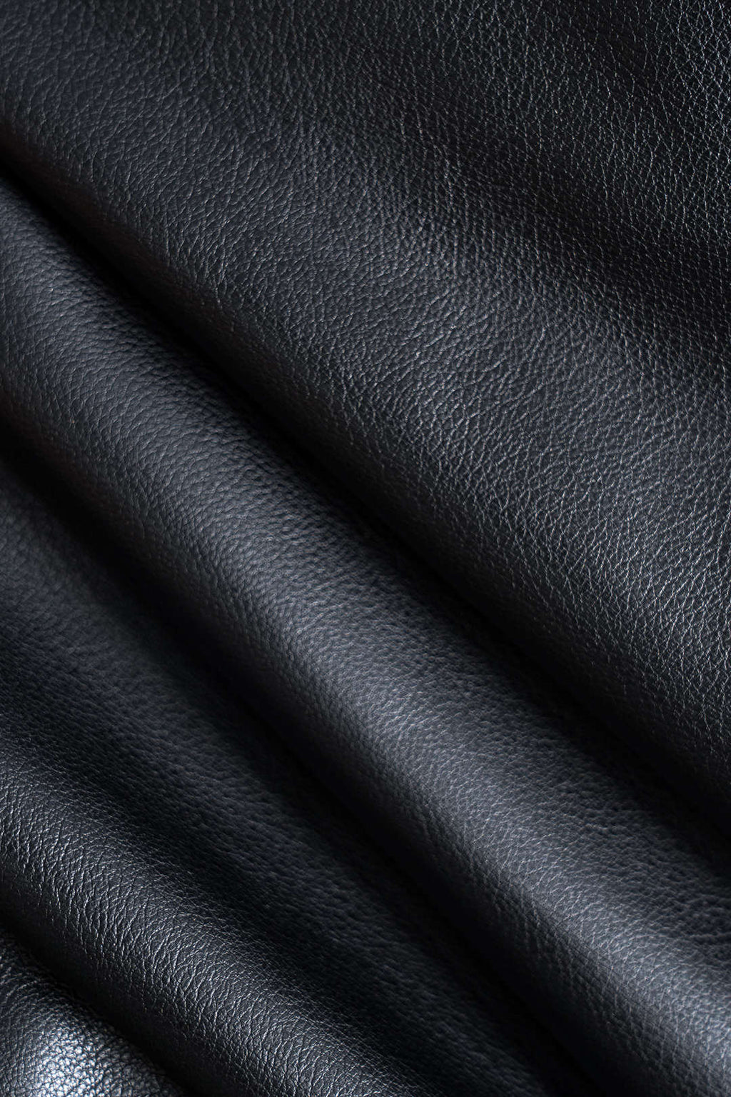 חצאית אסימטרית עם קשירה מלפנים של דמוי עור 