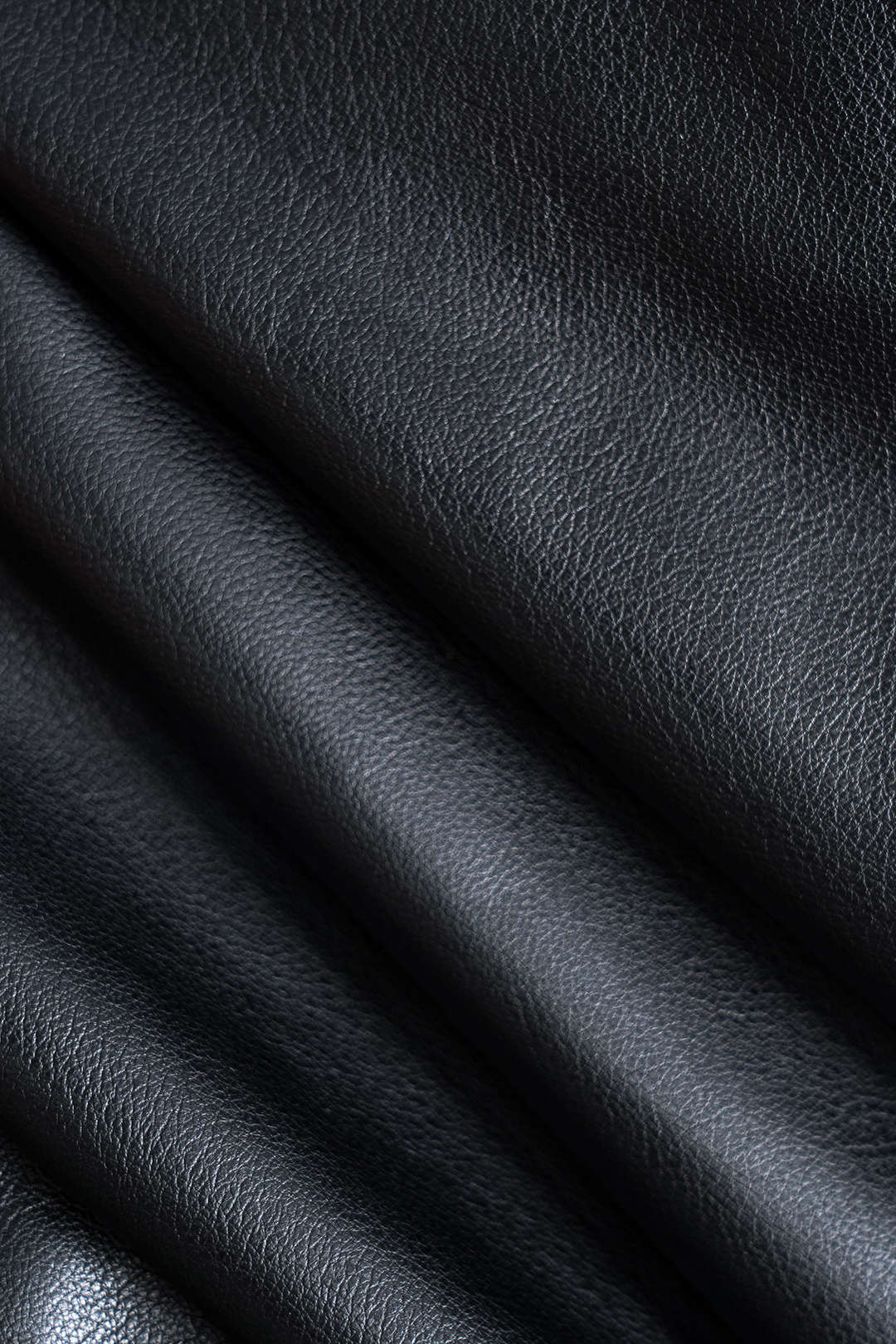 חצאית אסימטרית עם קשירה מלפנים של דמוי עור 