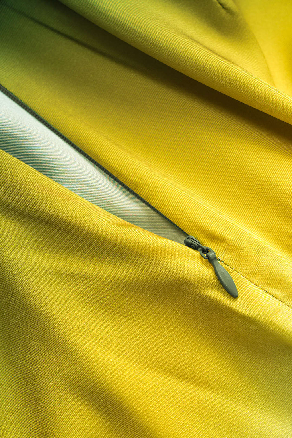 חצאית סאטן עם רוכסן וקשירה מלפנים בהדפס אומברה 