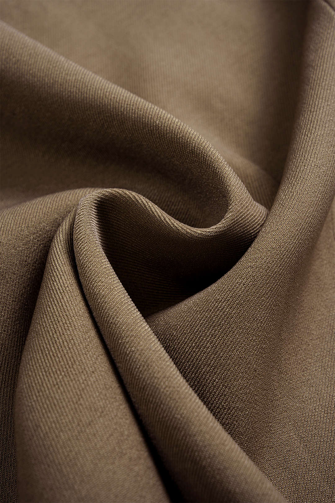 חצאית אסימטרית עם חגורה וקשתות בגזרה גבוהה 