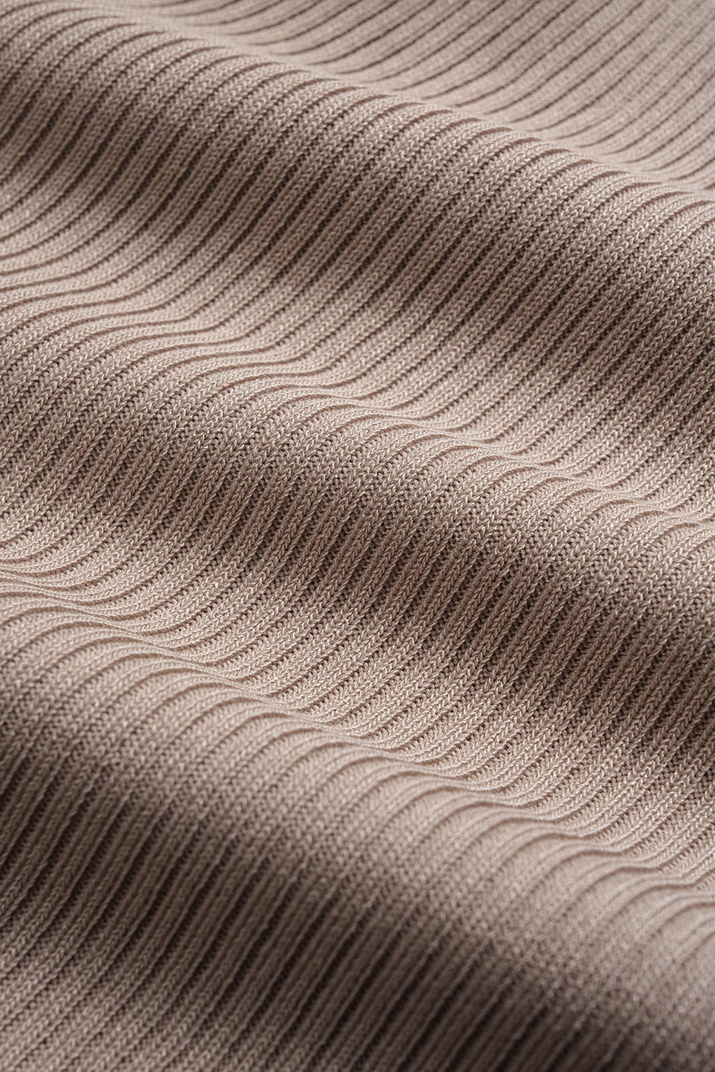 שמלה ארוכה עם שרוולים ארוכים וגזרות בגזרה צמודה עם כפתורים מטאליים 