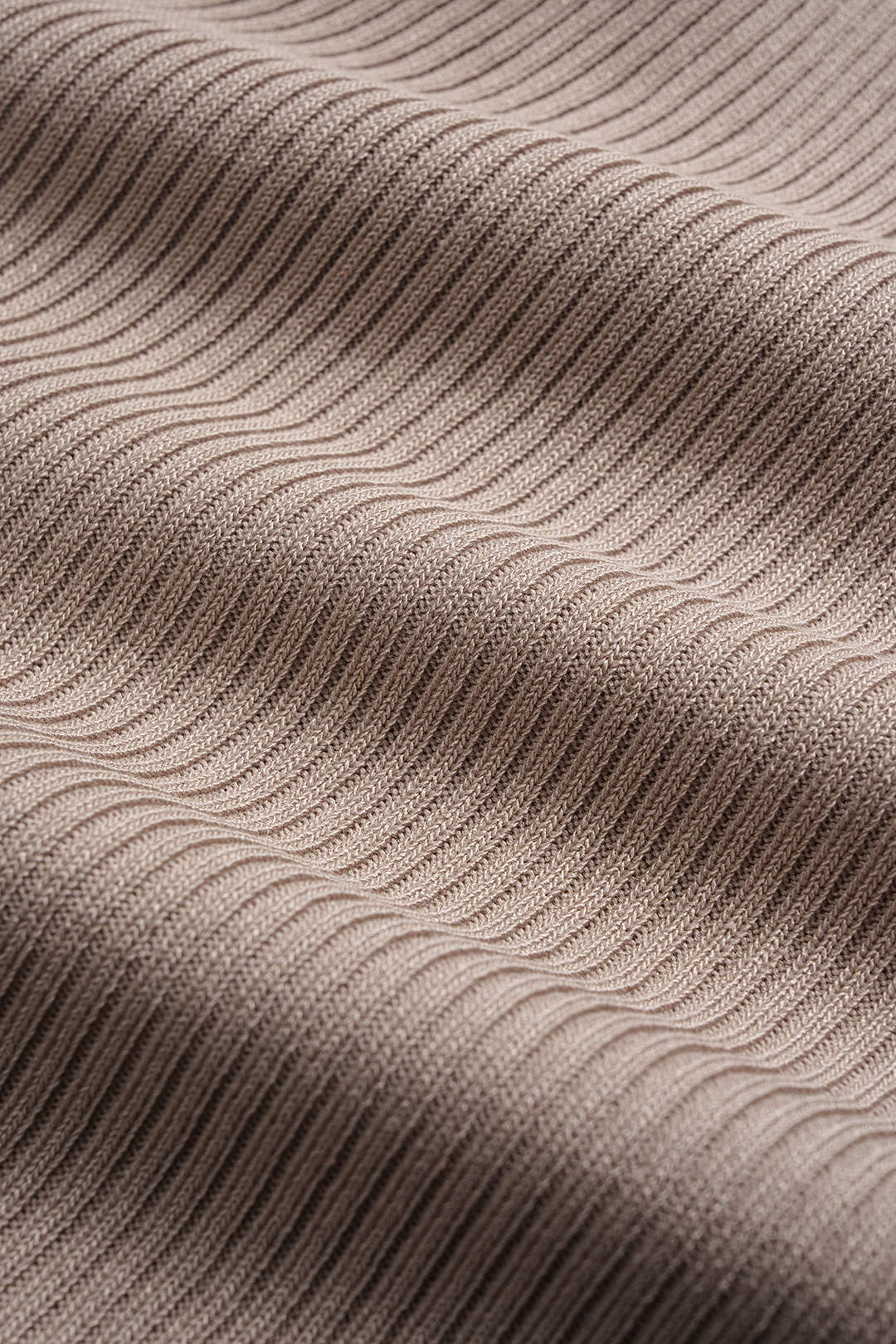 שמלה ארוכה עם שרוולים ארוכים וגזרות בגזרה צמודה עם כפתורים מטאליים 