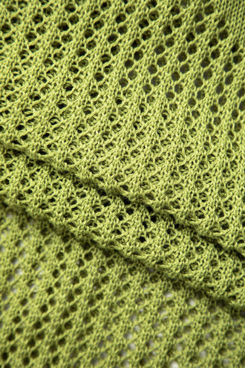 Vestido Mini Con Costuras Abiertas Y Volantes Delicados