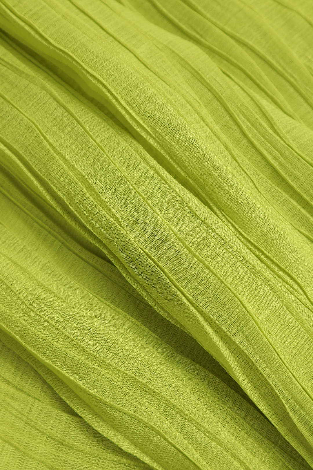 שמלת מיני עם צווארון V ופירוט קפלים 