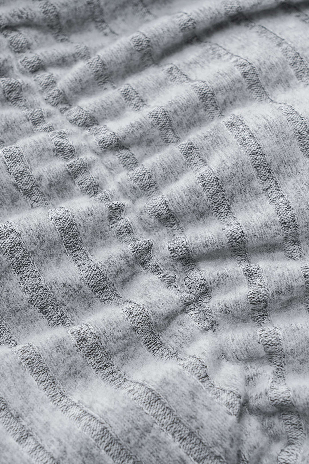 שמלת מיני עם שרוולים ארוכים וצווארון גבוה עם קשירה 