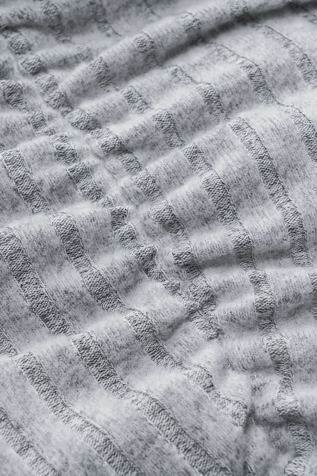 שמלת מיני עם שרוולים ארוכים וצווארון גבוה עם קשירה 