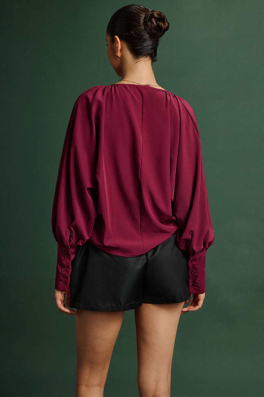 חולצה ארוכת שרוולים עם קפלים וקשירה מסאטן 
