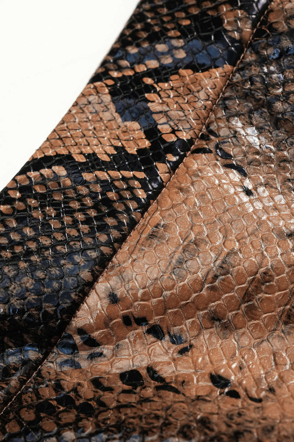 חצאית דמוית עור עם הדפס עור נחש 