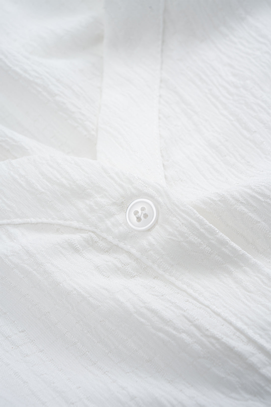 חולצה אסימטרית ללא גב עם שרוולים ארוכים מכופתרים 