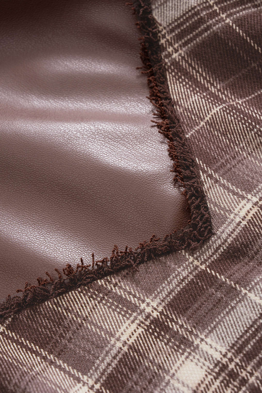 חצאית טלאים עם רוכסן והדפסה משובצת דמוי עור 