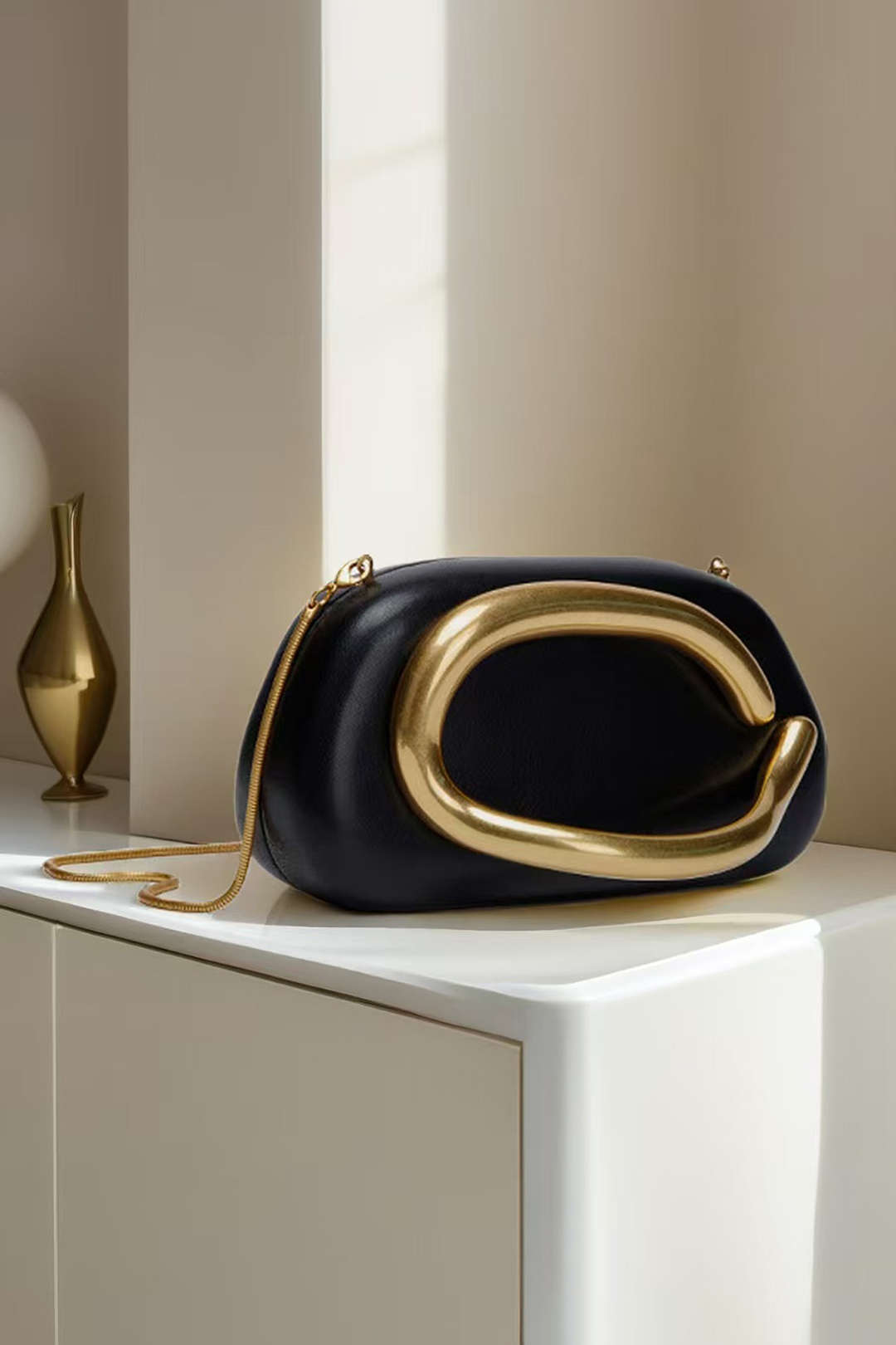 Clutch Minimalista De Cuero Sintético Con Detalle Metálico