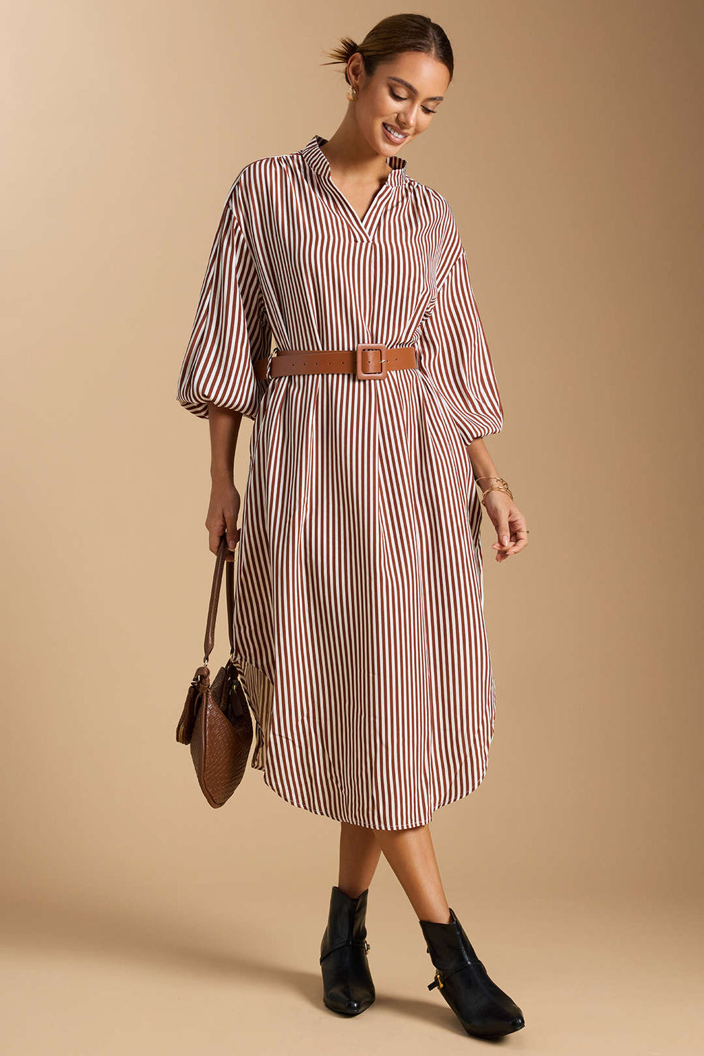 שמלת מידי עם צווארון V והדפס פסים ושרוולים ארוכים בחגורה 