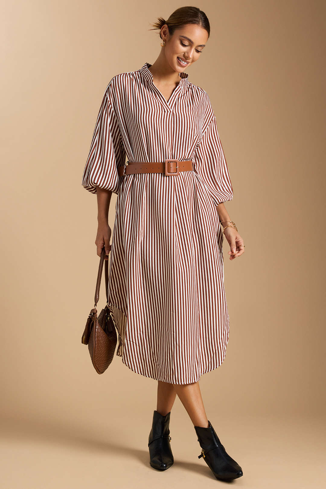 שמלת מידי עם צווארון V והדפס פסים ושרוולים ארוכים בחגורה 