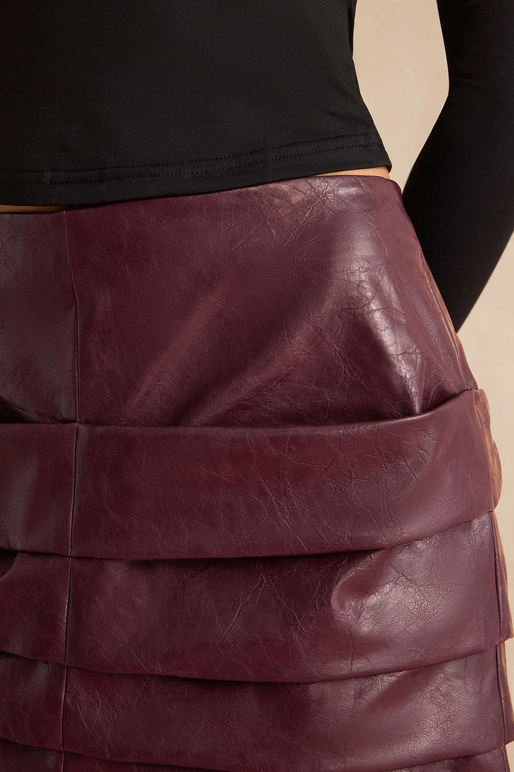 חצאית דמוית עור עם עיטורי קפלים 