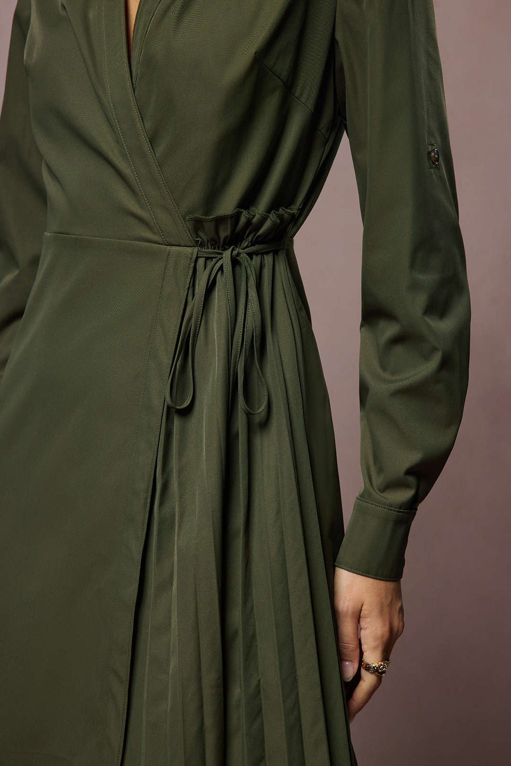 שמלת מידי עם צווארון וי ושרוולים ארוכים 