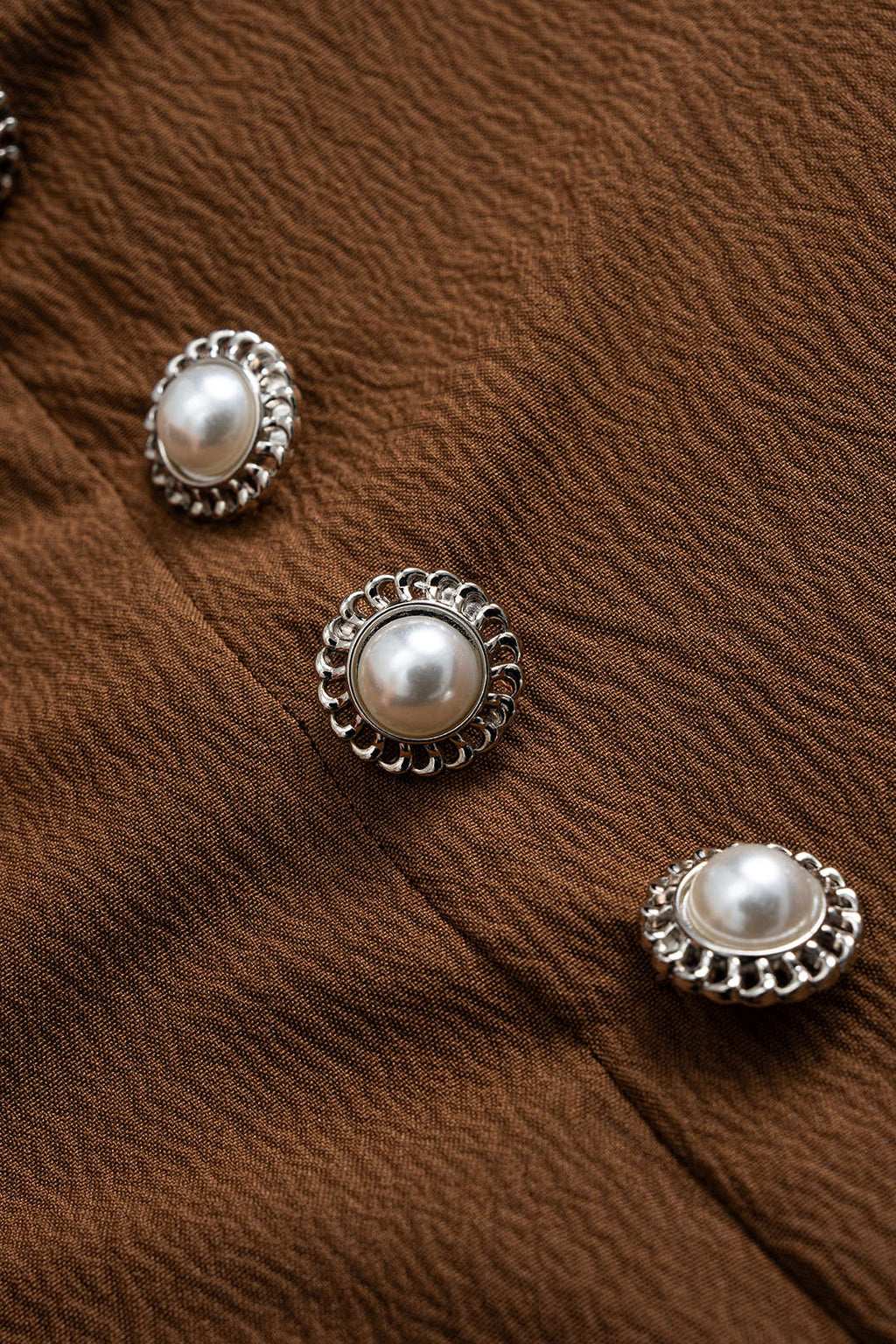 חצאית גבוהה עם כפתורים ומחשוף 