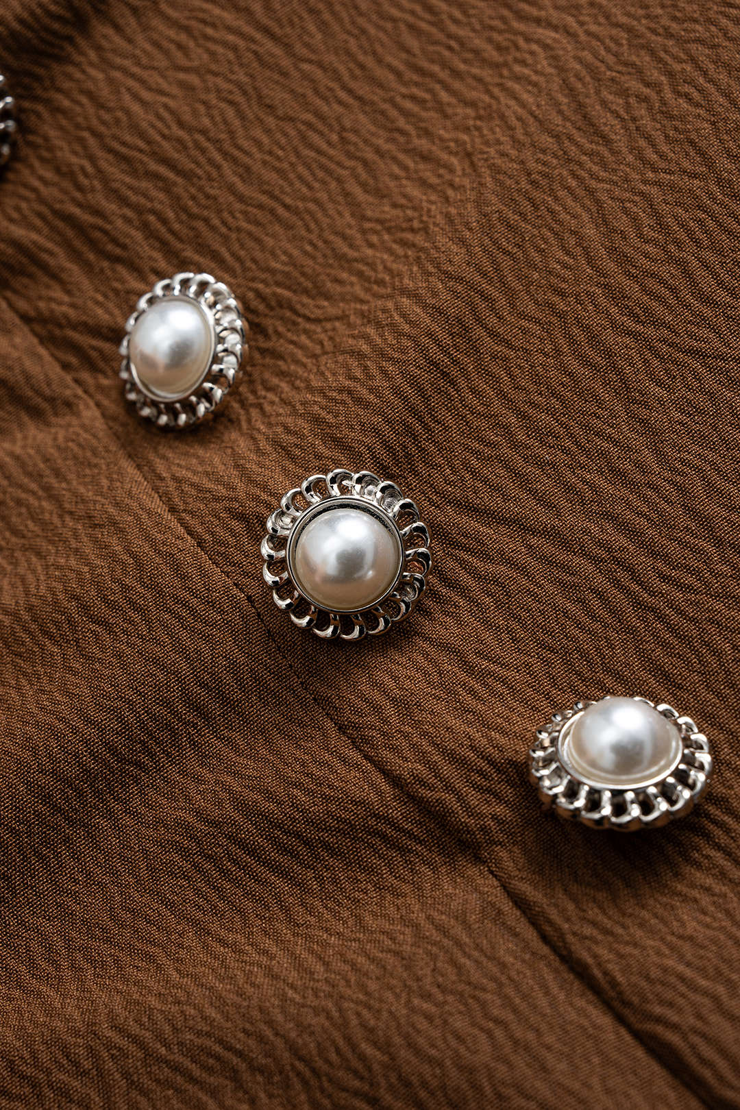 חצאית גבוהה עם כפתורים ומחשוף 