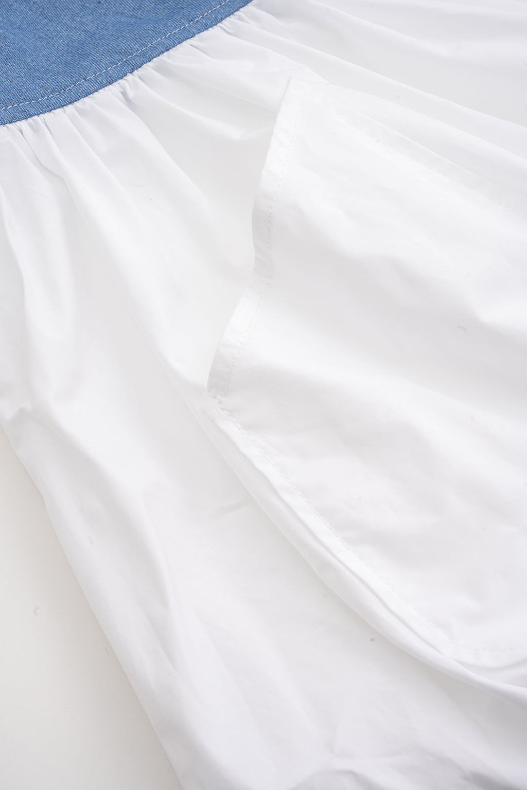 חצאית ג'ינס עם טלאים וקשירה 