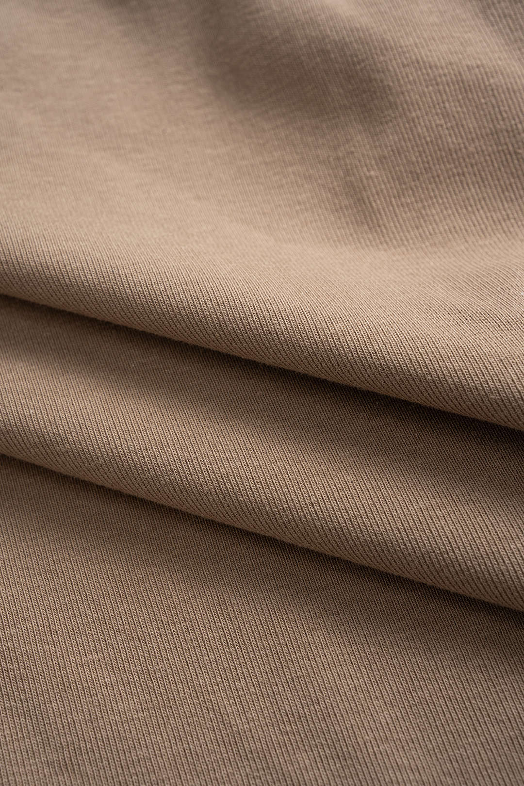 בגד גוף ארוך עם שרוולים מנוגדים ומחטבים 