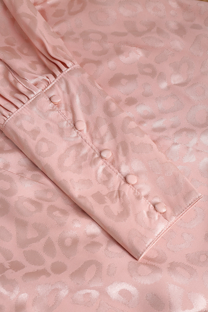 שמלת מיני ארוכת שרוולים עם צווארון וי של סאטן מבד ז'קארד 