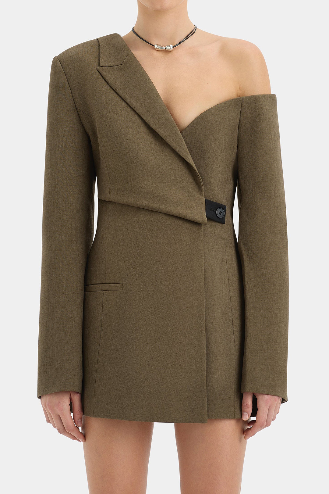 שמלת מיני אסימטרית עם שרוולים ארוכים וגזרה צמודה 