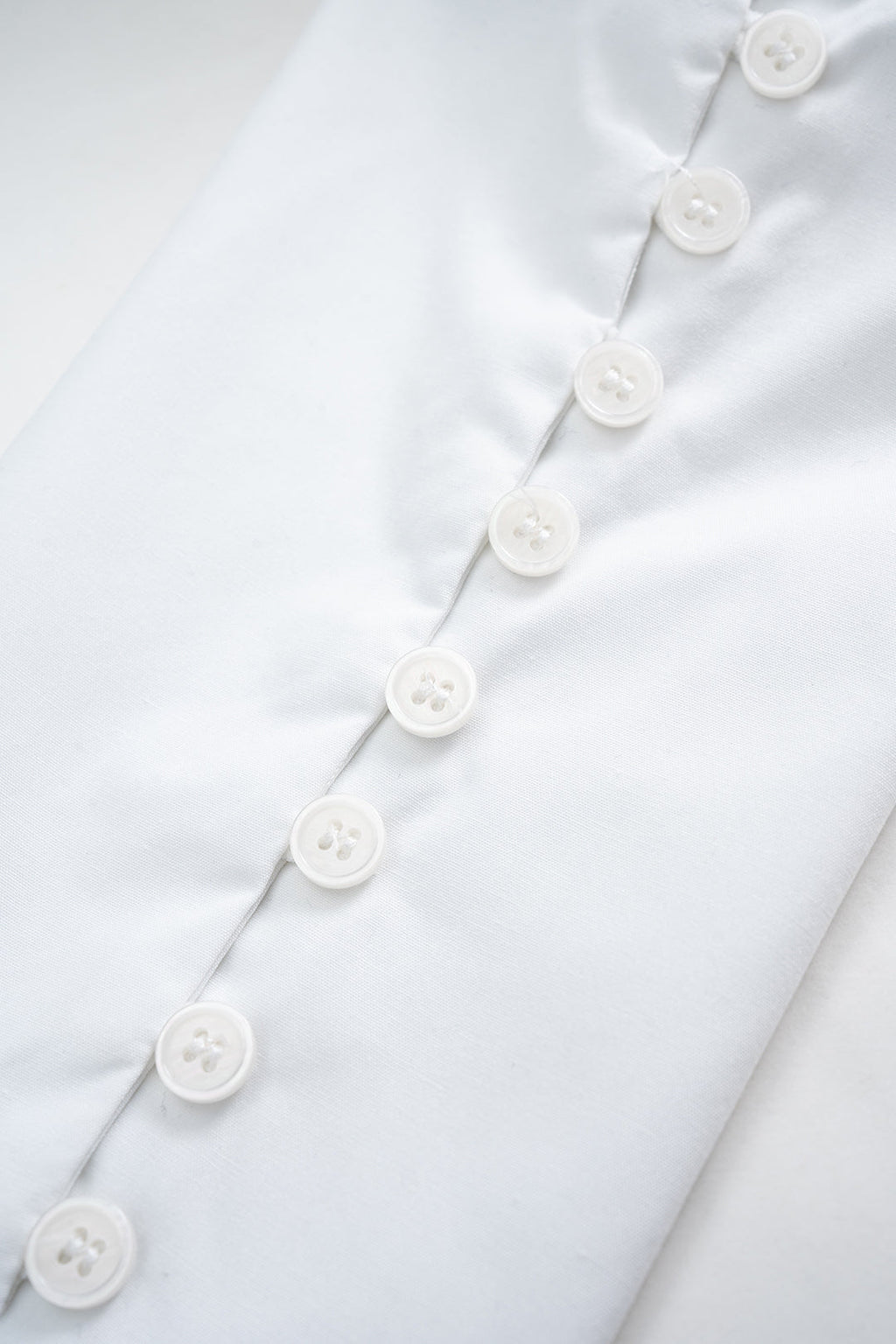 חולצה ארוכת שרוולים עם כפתורים, כתפיים א-סימטריות ופשוטות 