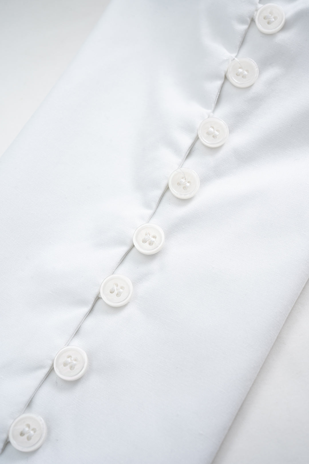 חולצה ארוכת שרוולים עם כפתורים, כתפיים א-סימטריות ופשוטות 