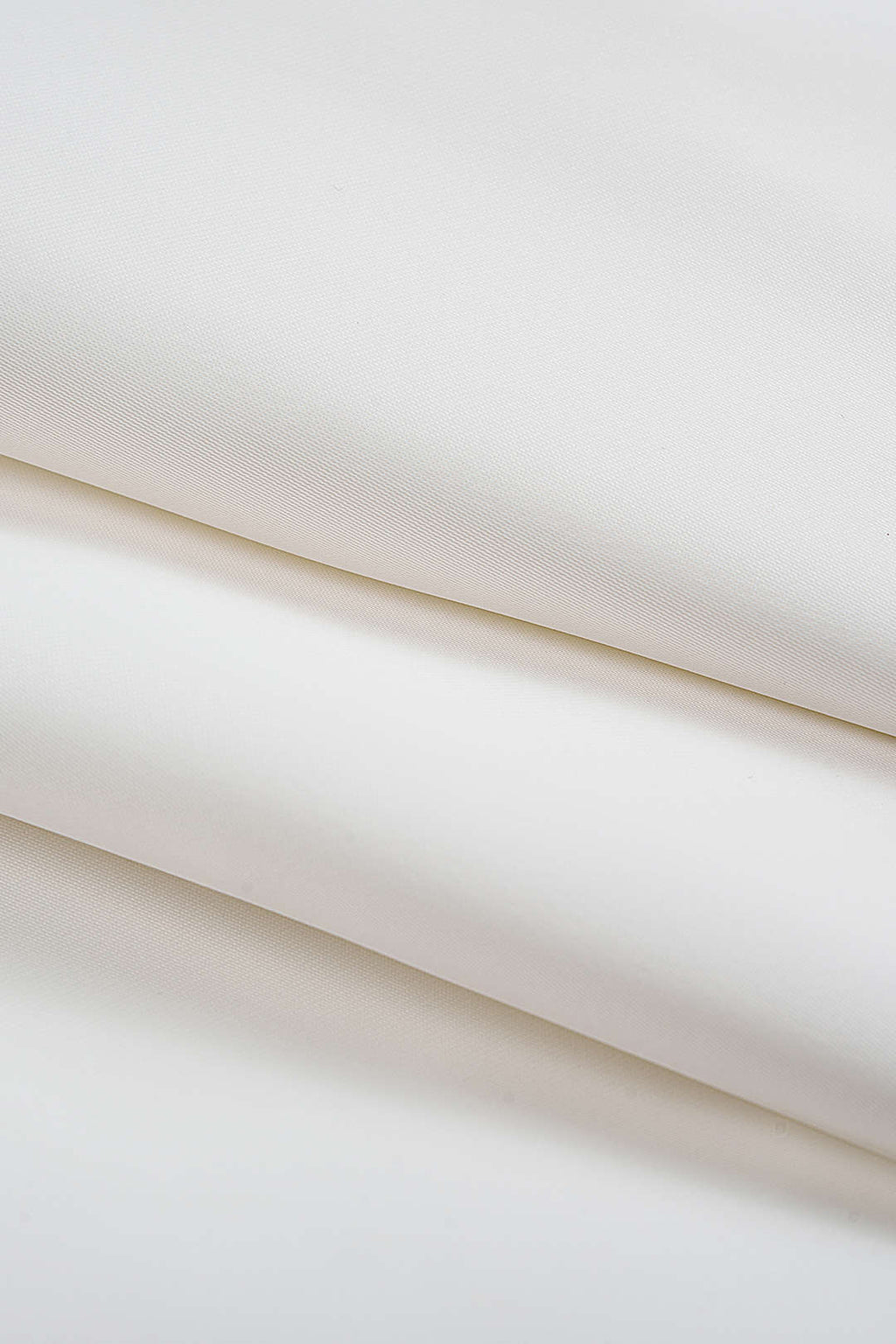 שמלת מיני עם קפלים בגזרה גבוהה, רפידות כתפיים ושרוולים ארוכים 