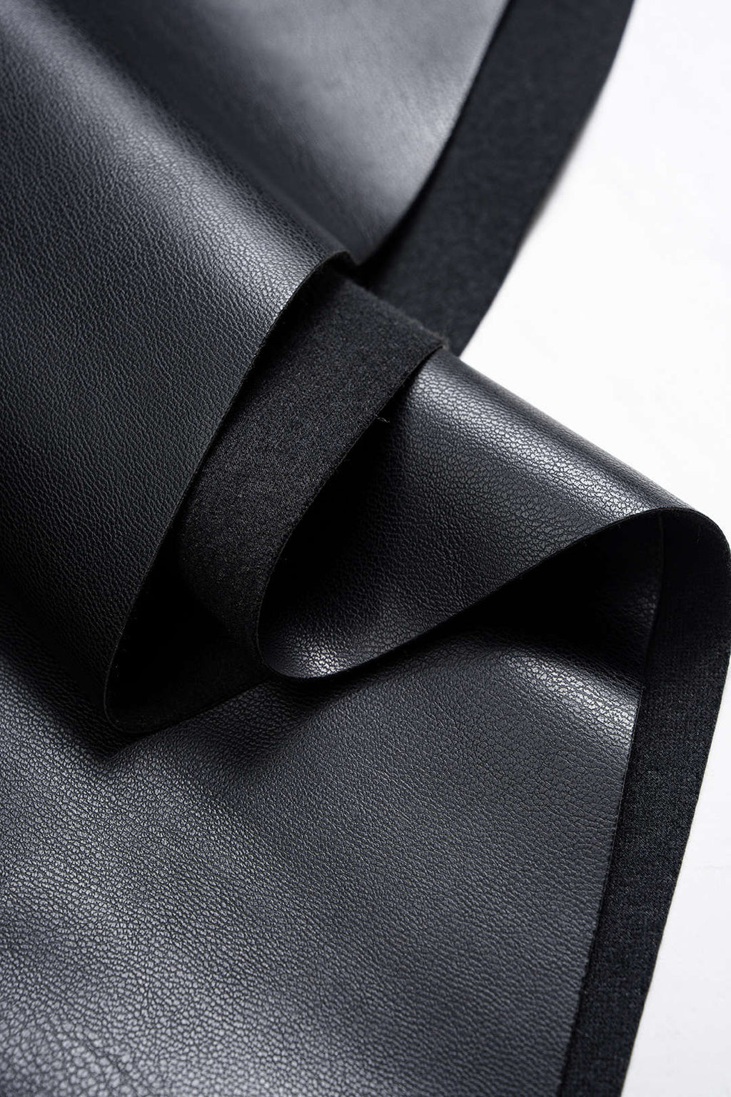 חצאית אסימטרית עם קפלים דמוי עור 