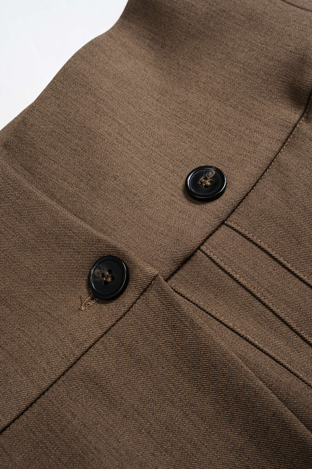 חצאית אסימטרית עם קפלים ומותניים גבוהים 