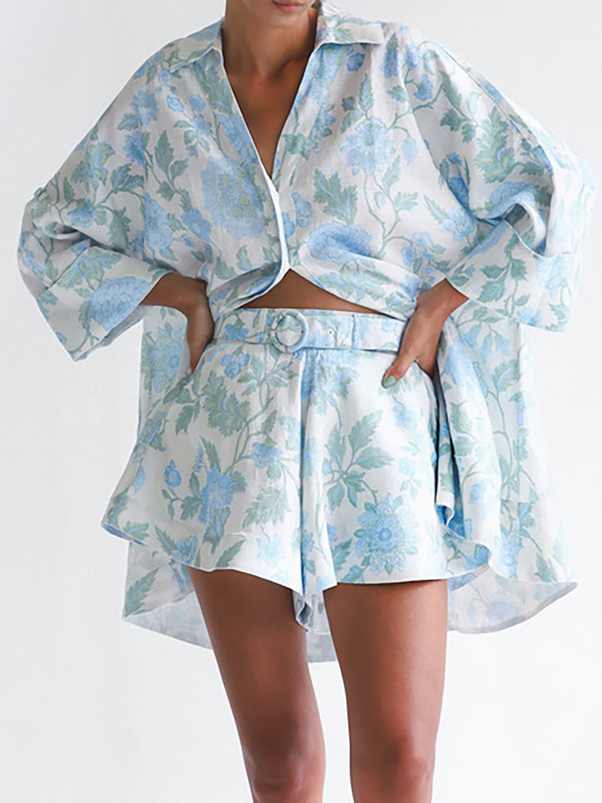 Conjunto Floral Con Cinturón de Shorts y Blusa con Cuello