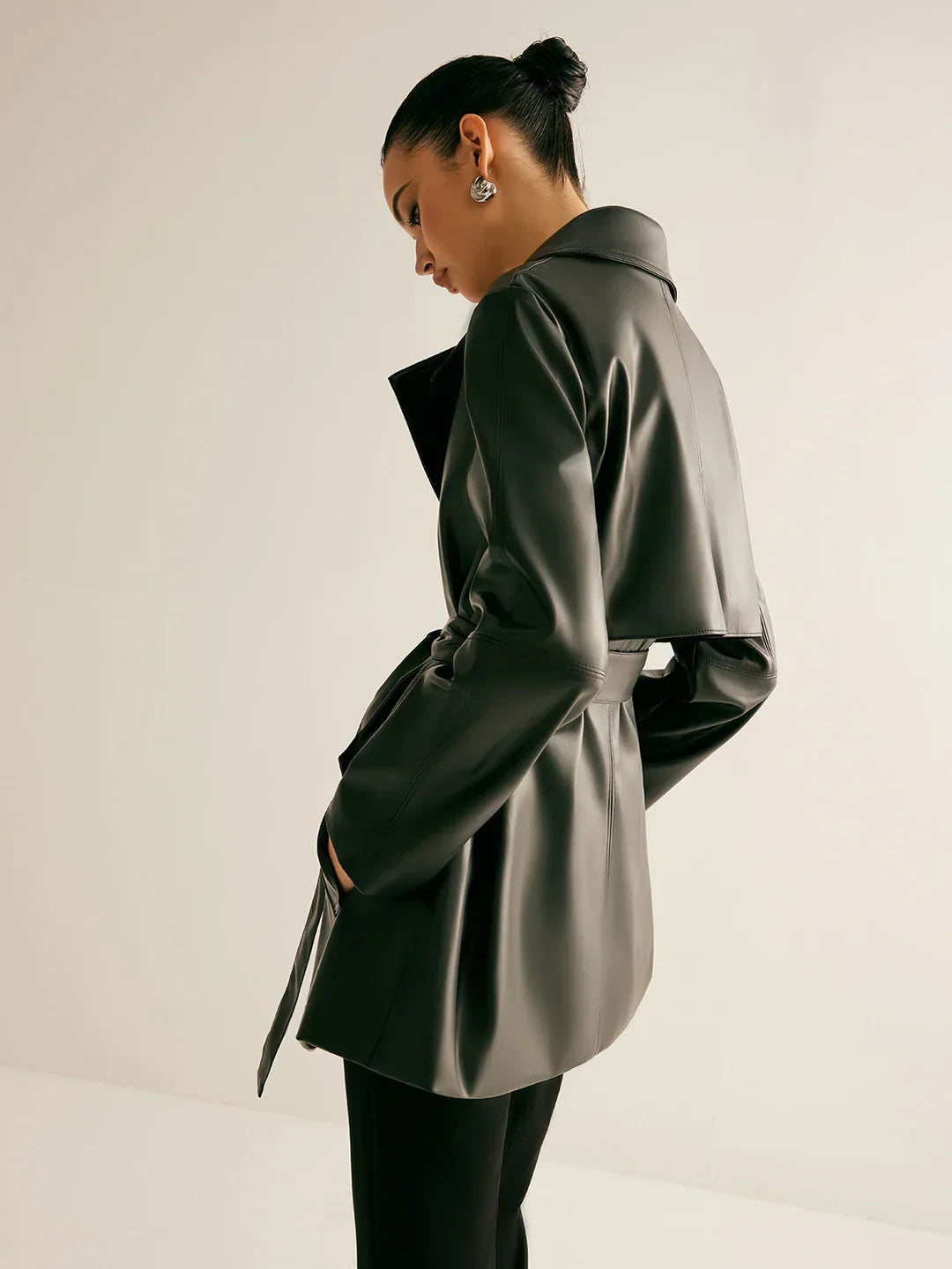 Abrigo Trench De Cuero Negro Con Cinturón Y Cuello Amplio