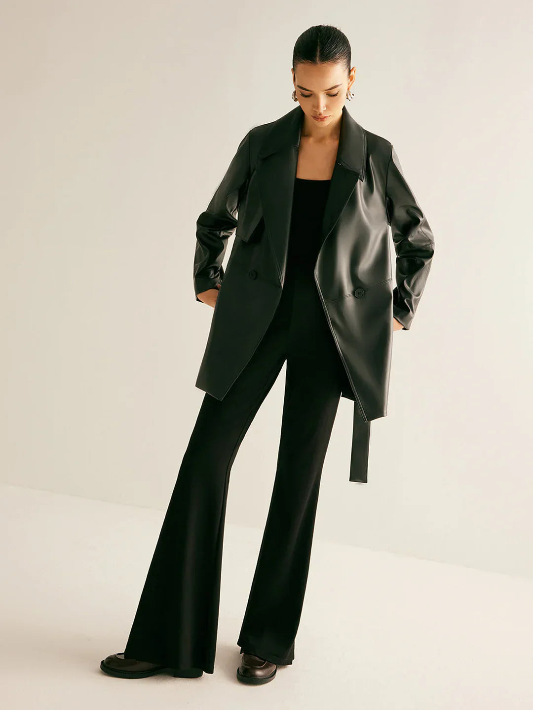 Abrigo Trench De Cuero Negro Con Cinturón Y Cuello Amplio