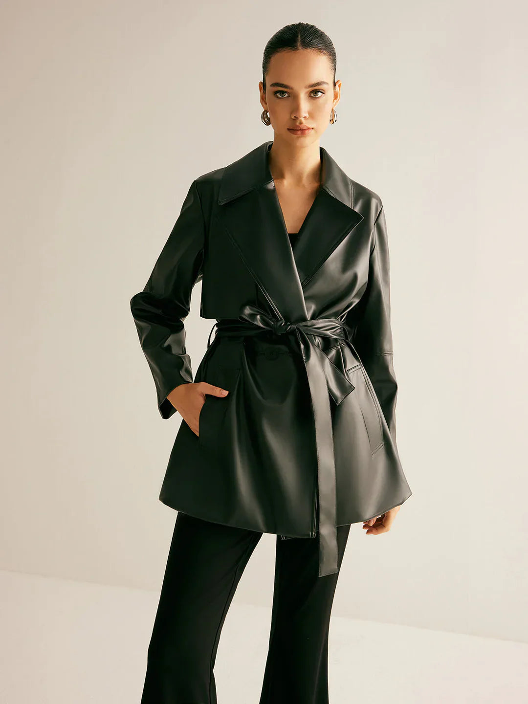 Abrigo Trench De Cuero Negro Con Cinturón Y Cuello Amplio