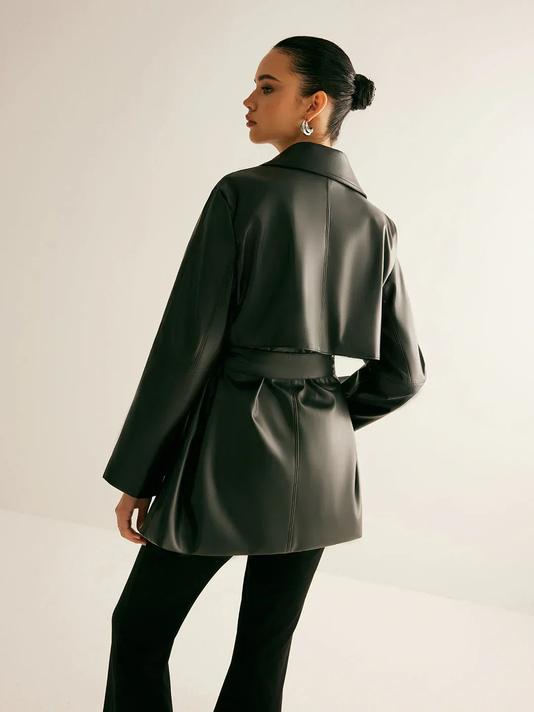 Abrigo Trench De Cuero Negro Con Cinturón Y Cuello Amplio