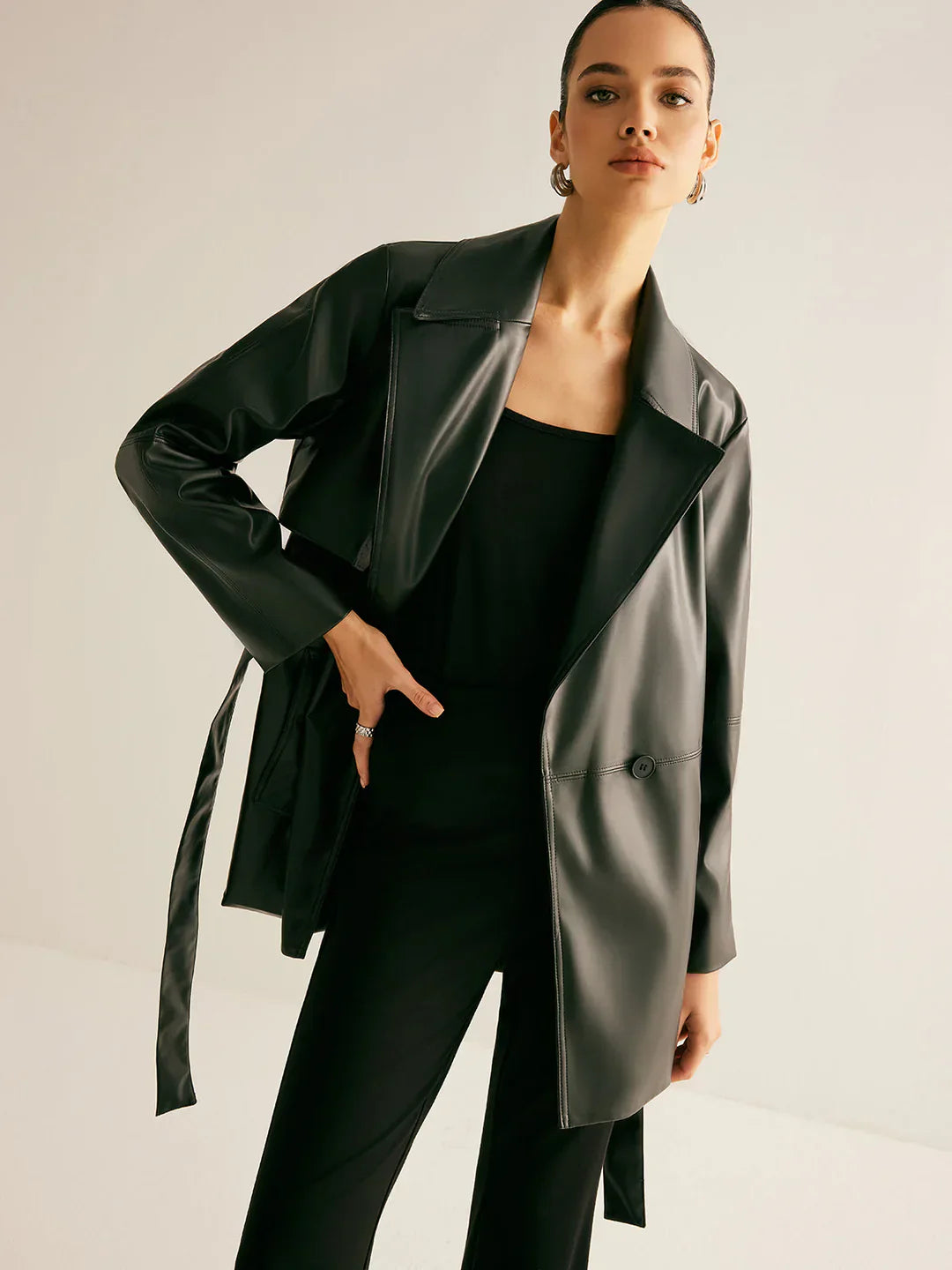 Abrigo Trench De Cuero Negro Con Cinturón Y Cuello Amplio