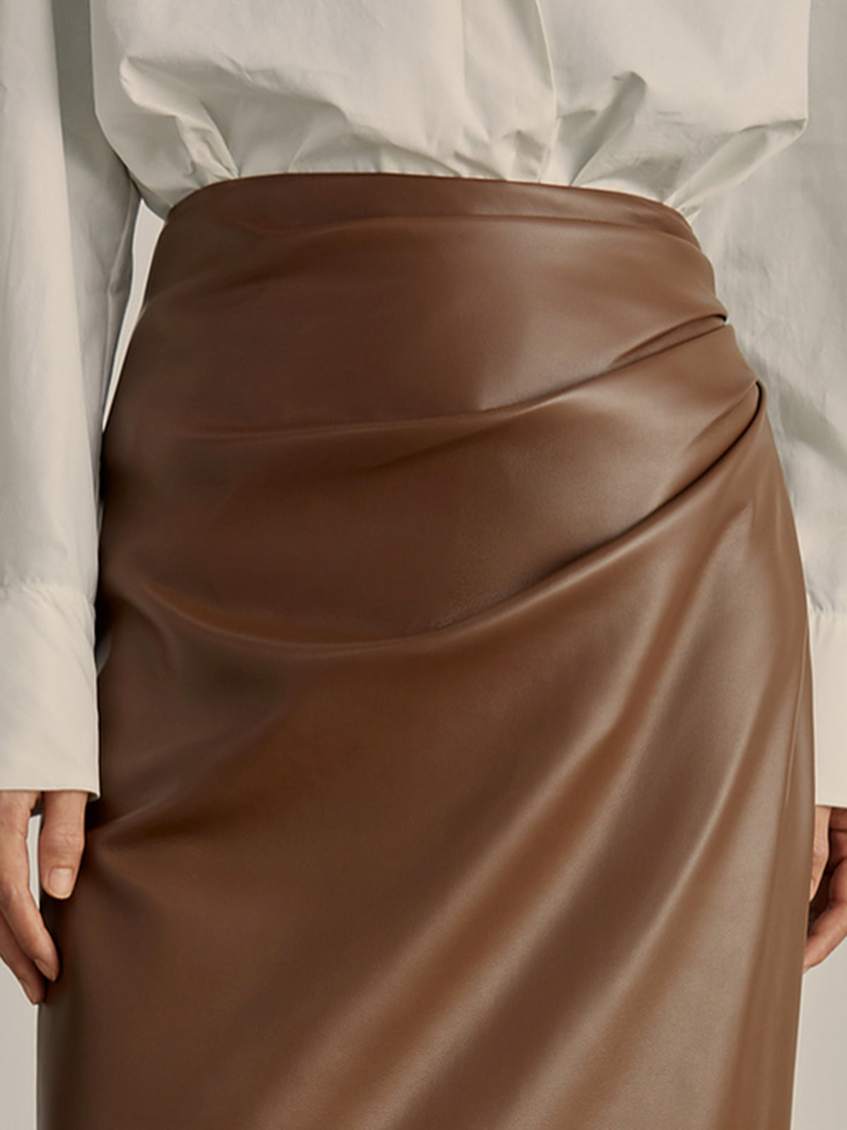 Falda Midi Minimalista De Cuero Sintético Con Pliegues