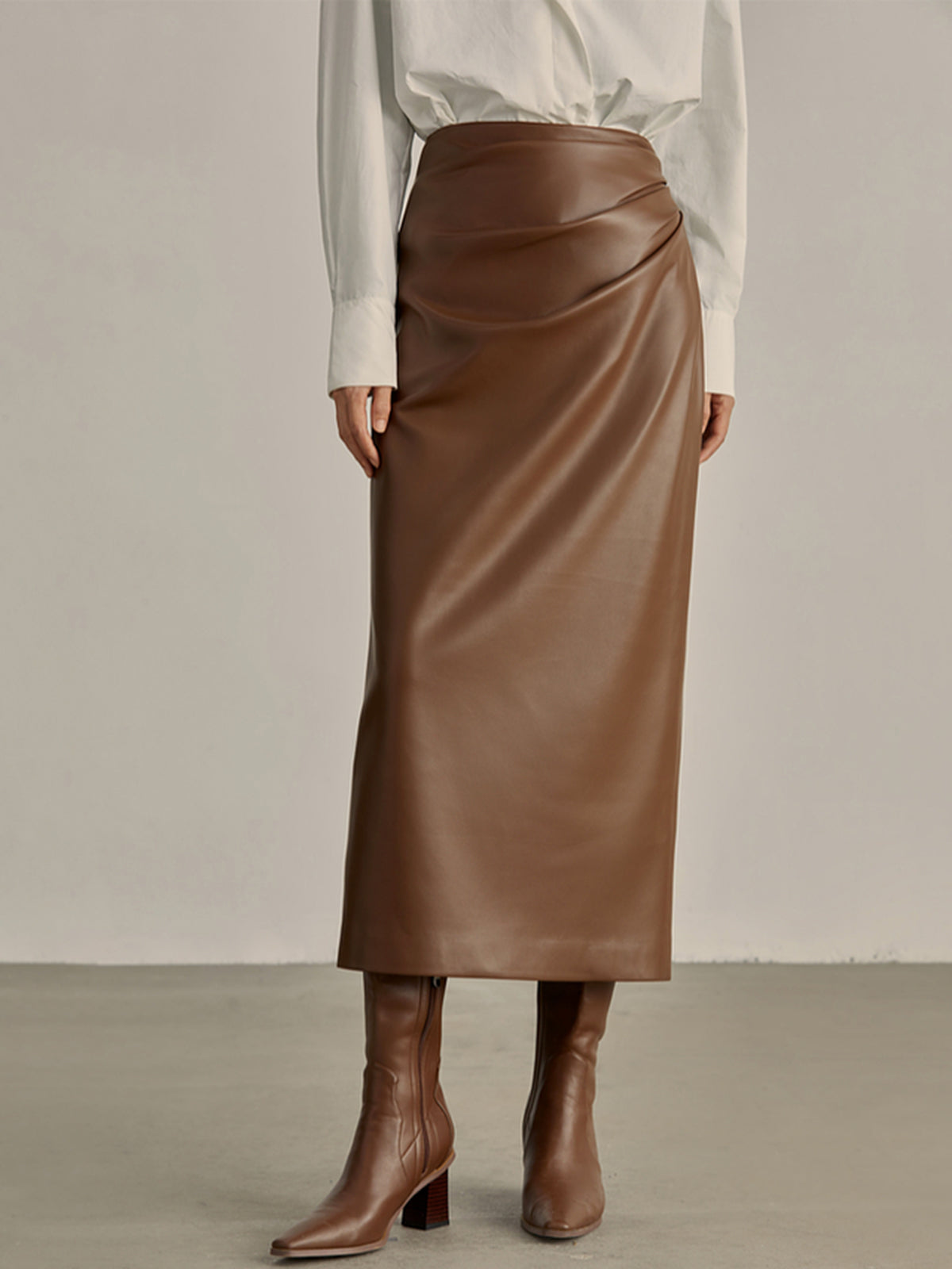 Falda Midi Minimalista De Cuero Sintético Con Pliegues