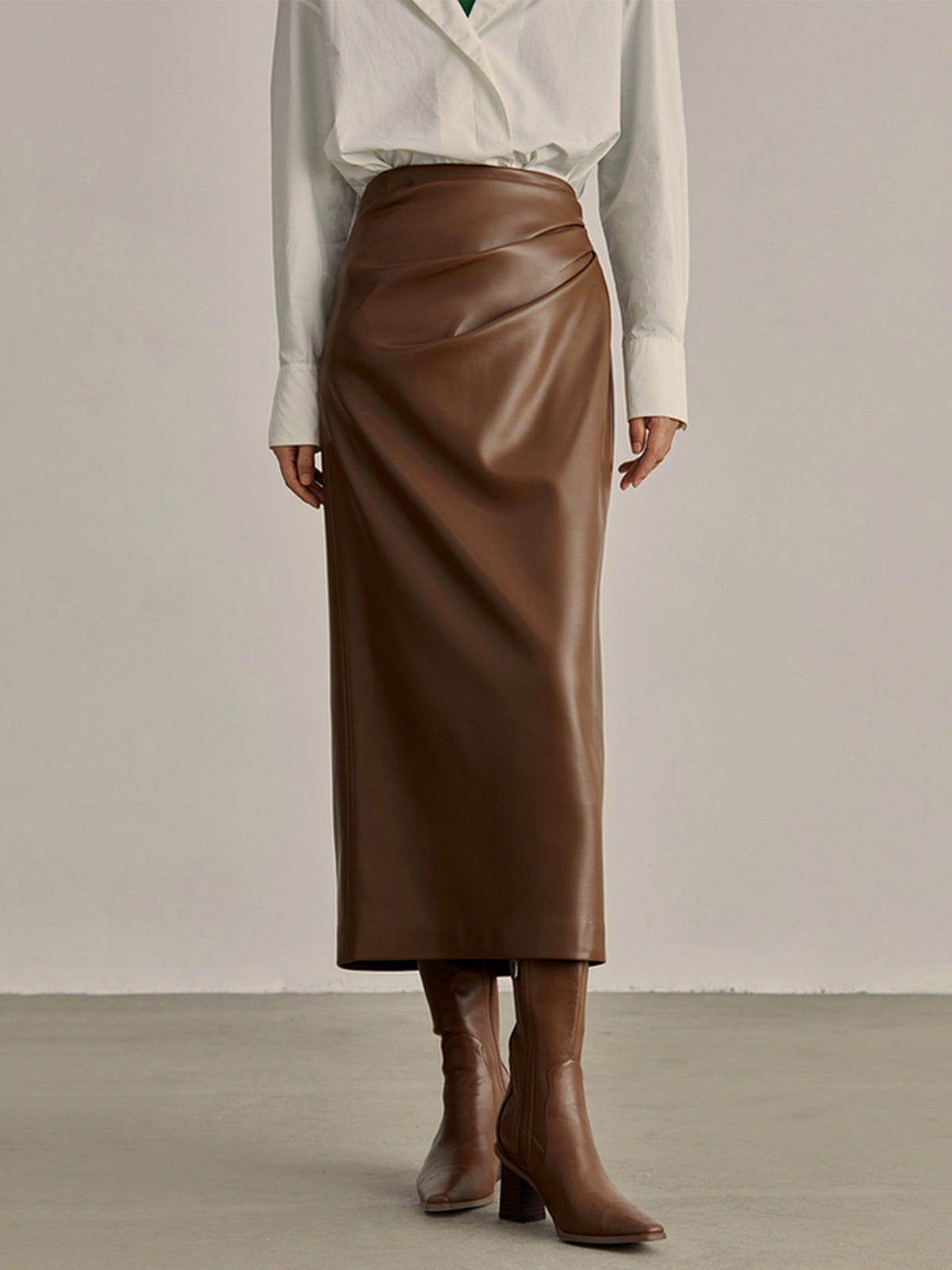Falda Midi Minimalista De Cuero Sintético Con Pliegues