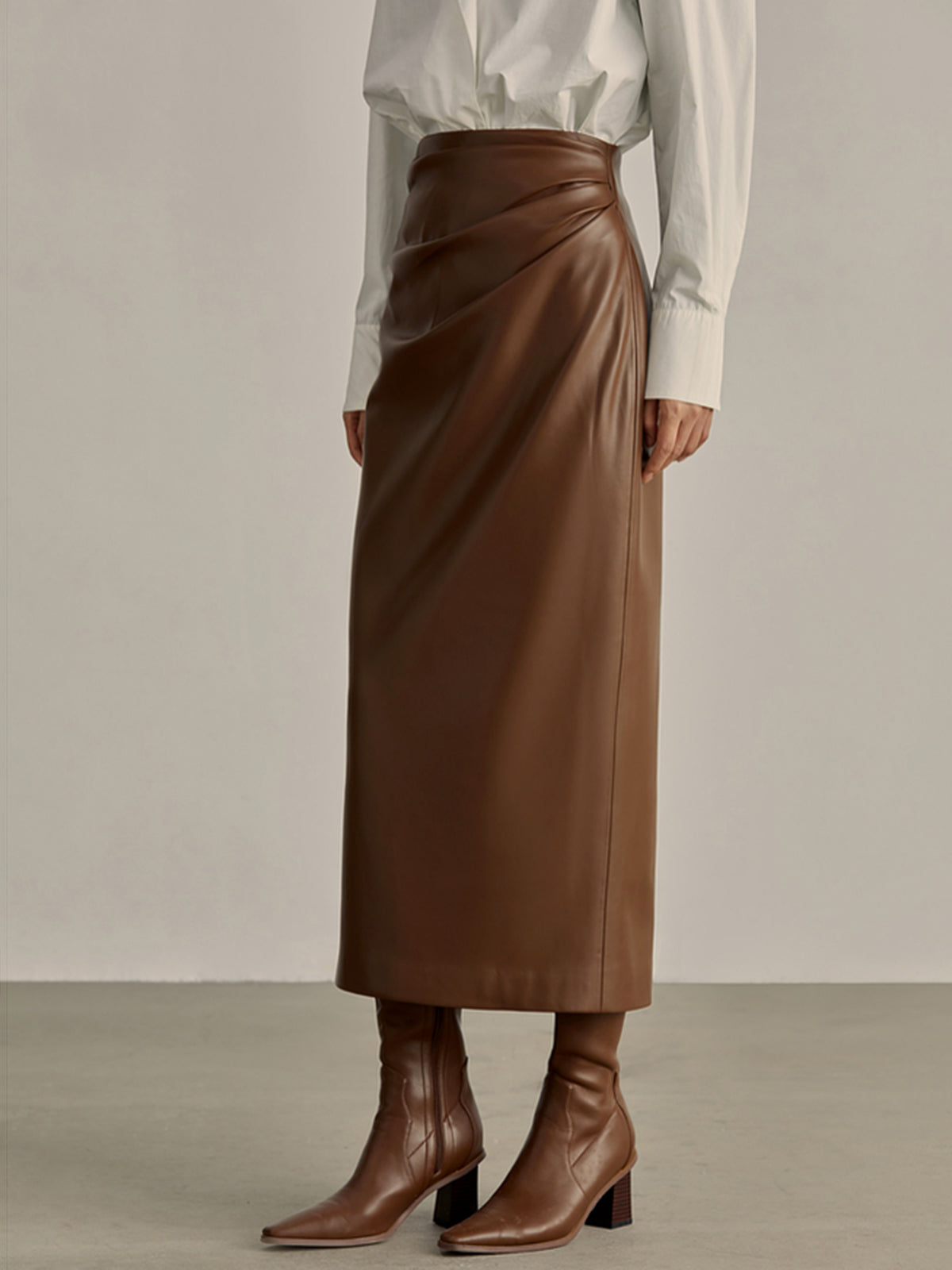 Falda Midi Minimalista De Cuero Sintético Con Pliegues