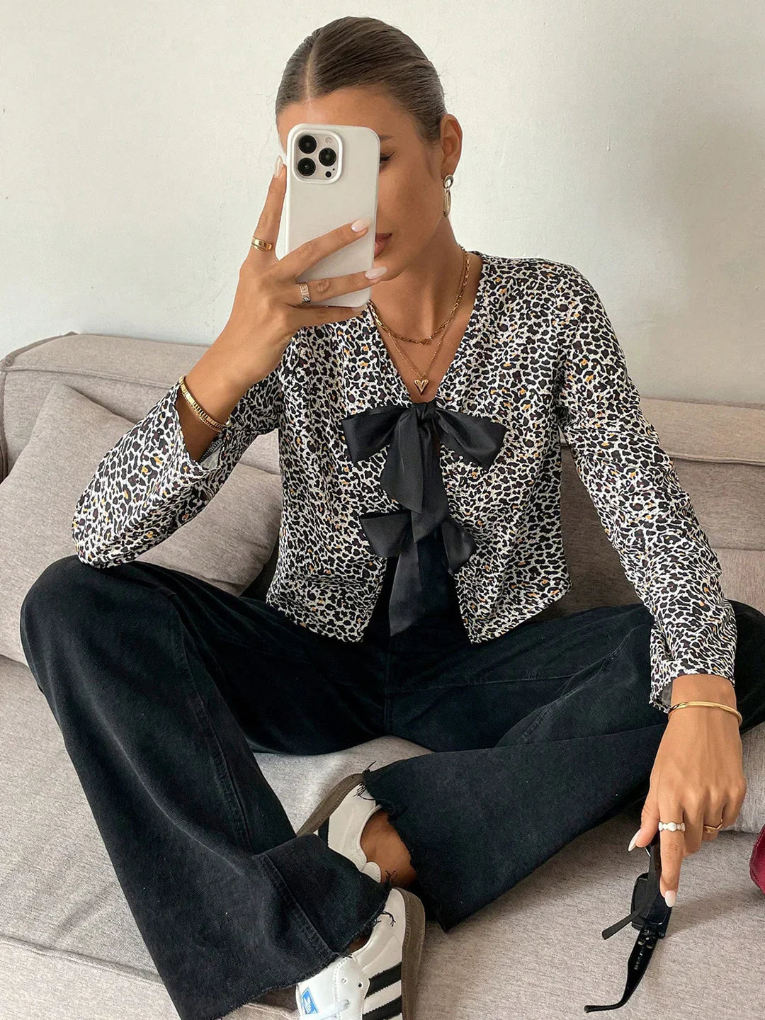 Blusa Marfil Con Estampado De Leopardo Y Lazos Frontales