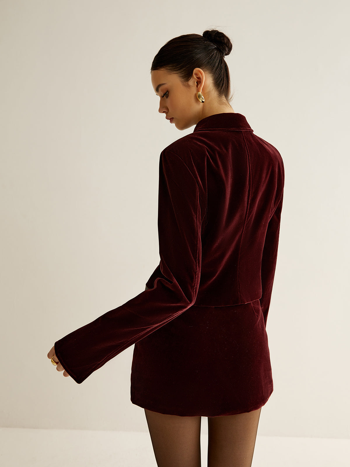 Conjunto Blazer Corto Y Falda De Terciopelo Con Cuello