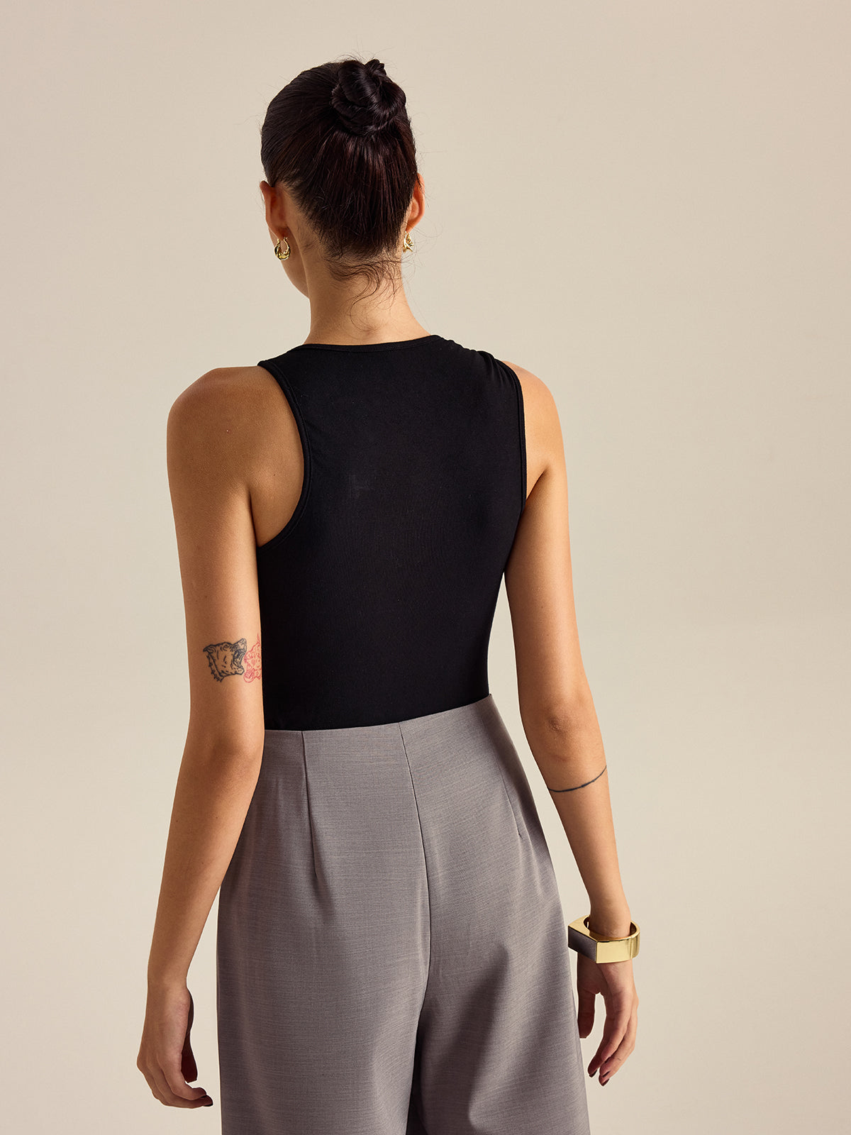 Blusa Sin Mangas Con Detalle Metálico Y Jersey Suave