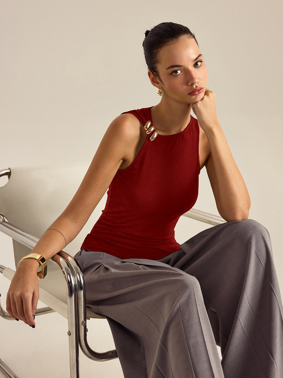 Blusa Sin Mangas Con Detalle Metálico Y Jersey Suave