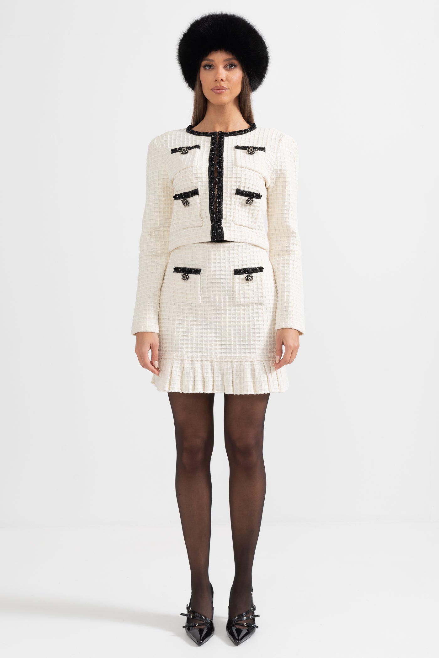 Conjunto de Traje Tweed con Detalles Negros Textura Blanca