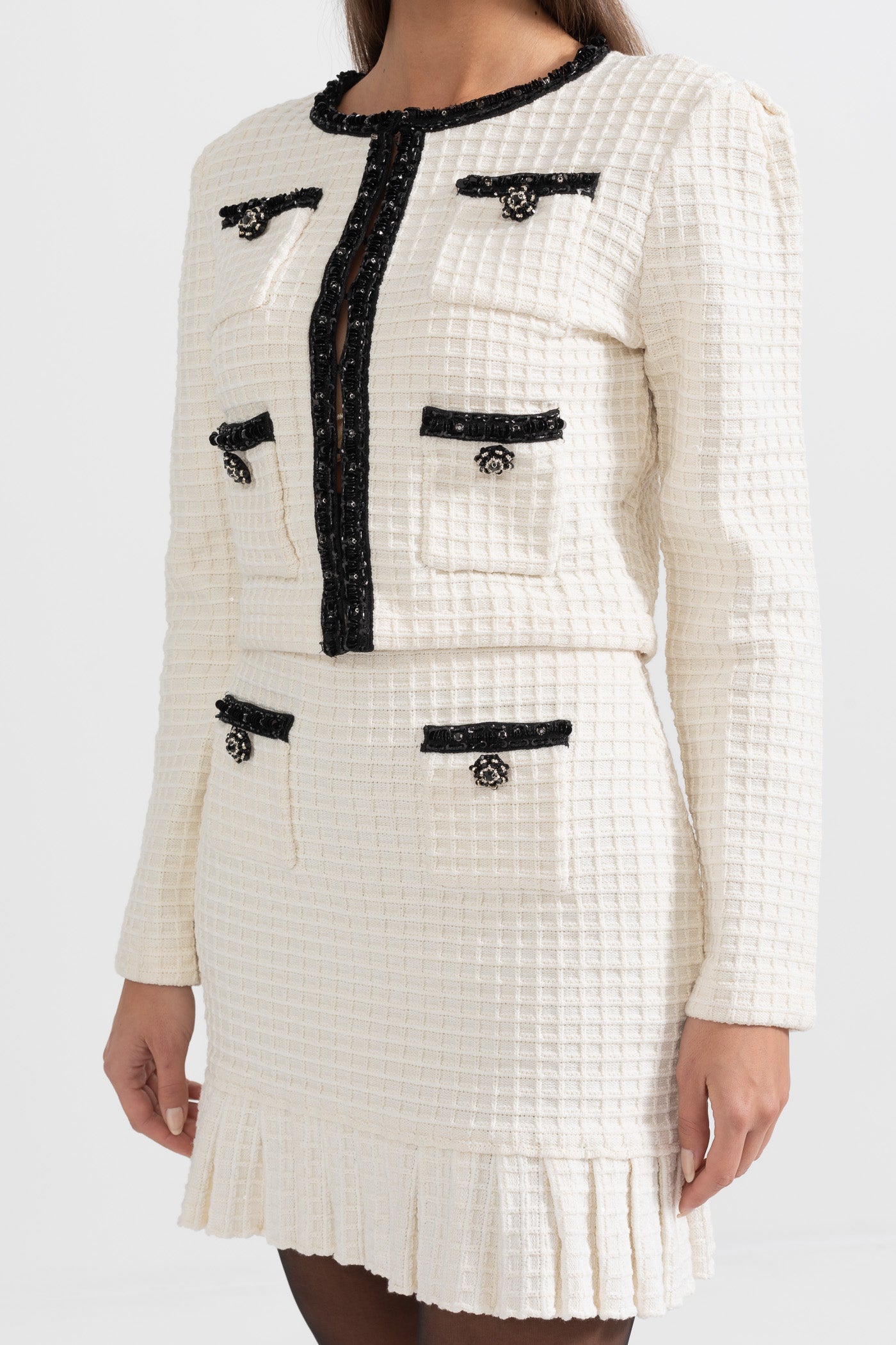 Conjunto de Traje Tweed con Detalles Negros Textura Blanca